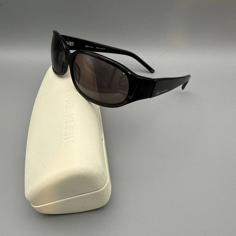 ANNE KLEIN AK5124 Black Oval GRADIENT AUTHENTIC DESIGNER SUNGLASSES 57-16 & Case